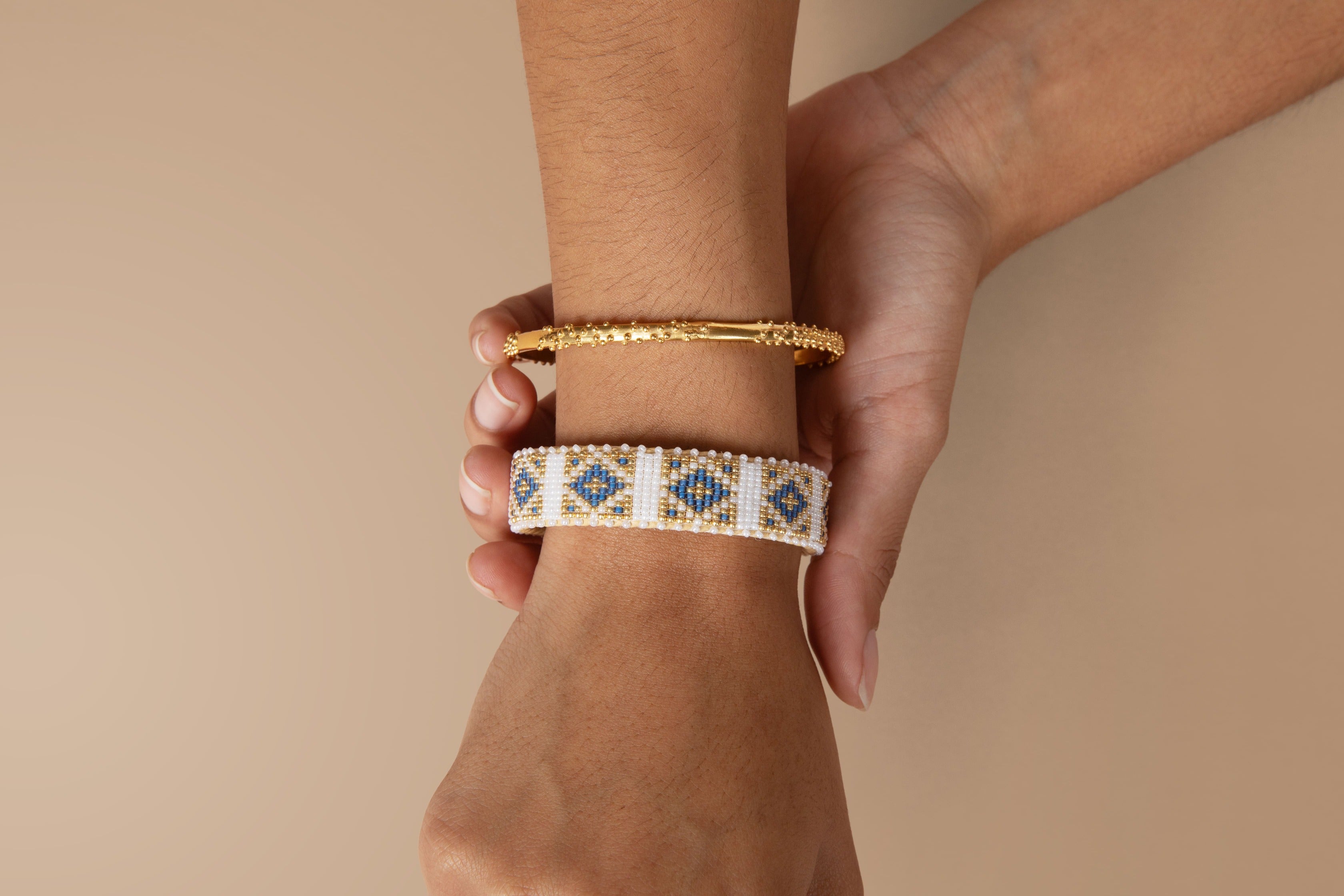 ETKIE Gold Beaded Metal Bangle