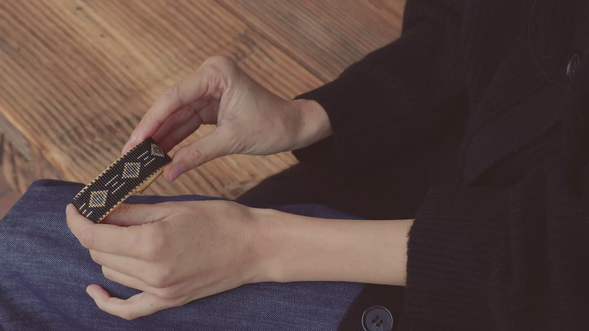 How to put on an Etkie cuff